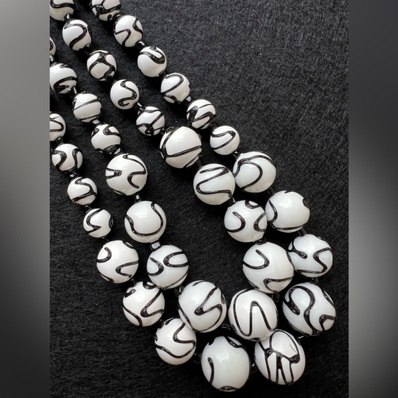 Necklace Double Strand White and Black Necklace Abstract Swirl Art Rare - Picture 5 of 6